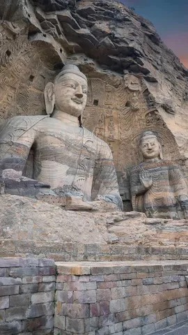 岩壁に彫られた巨大な仏像