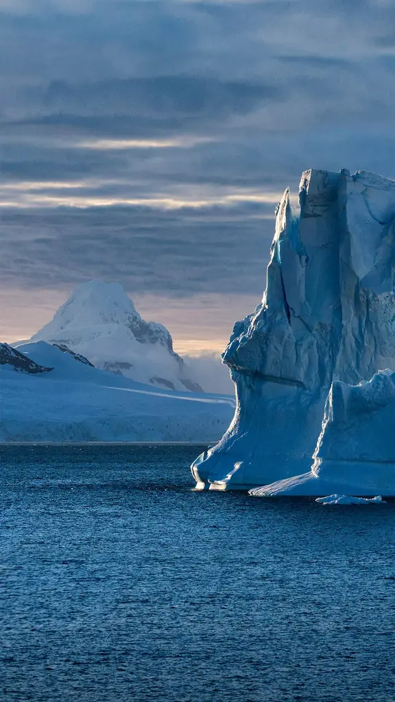 库佛维尔岛附近的蓝色冰山，南极洲