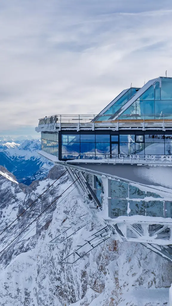 楚格峰山顶的缆车站，德国格赖瑙市