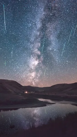 幻想的なペルセウス座流星群