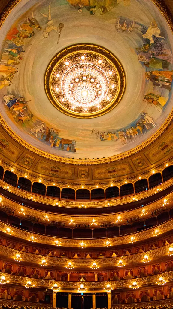 O teatro ocupando o centro do palco