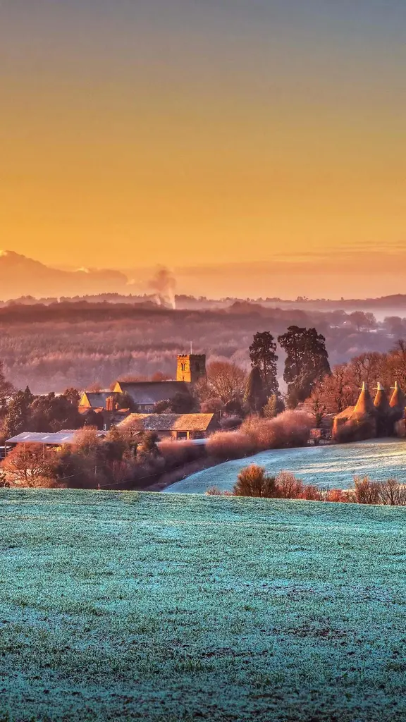日光下的村落，英格兰东萨塞克斯郡