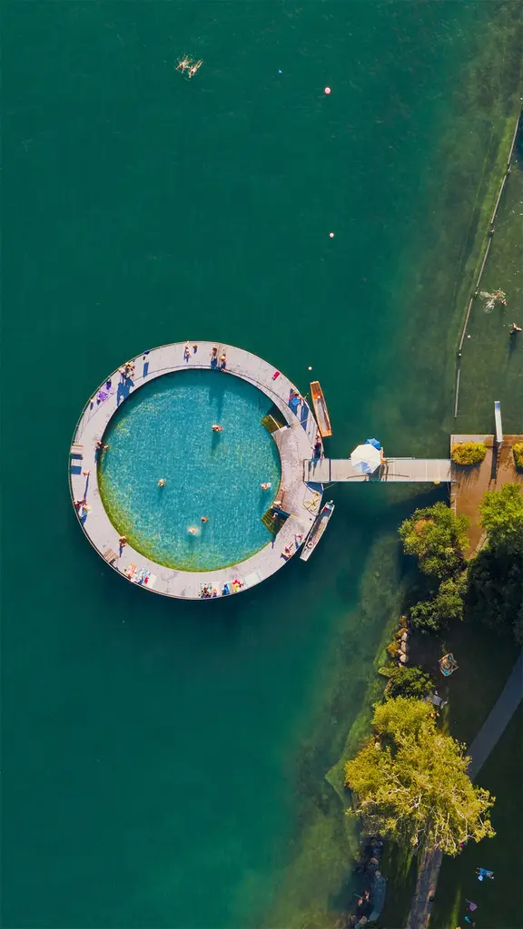 苏黎世湖岸边的室外游泳池，瑞士