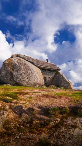 镶嵌在巨石之间的石屋，葡萄牙