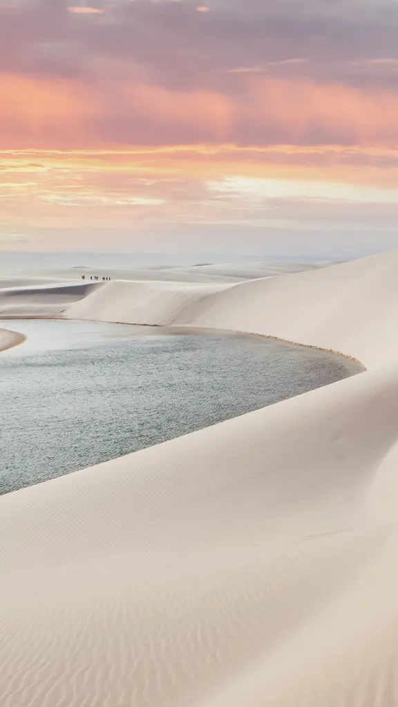 白い砂丘に現れる奇跡の湖