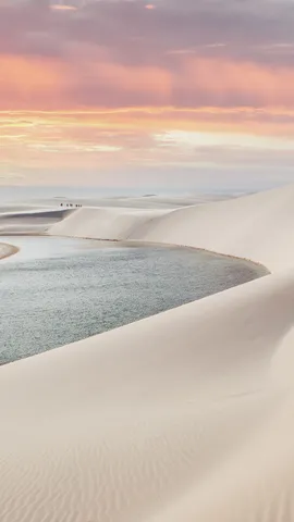 白い砂丘に現れる奇跡の湖