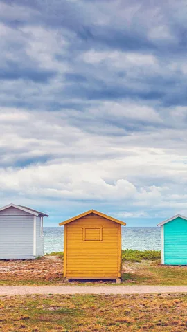 砂浜に並ぶカラフルな小屋