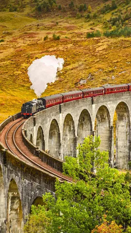 穿越格伦菲南高架桥的蒸汽火车，苏格兰因弗内斯郡